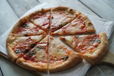 Yiyecekler. Masada nefis bir pizza