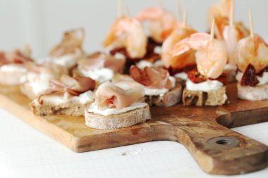 Yemek, aperatif. Masada lezzetli atıştırmalıklar var.