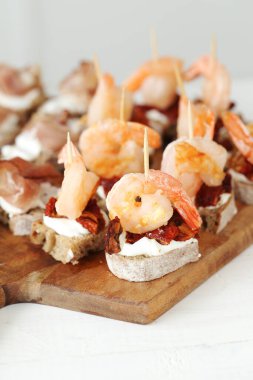 Yemek, aperatif. Masada lezzetli atıştırmalıklar var.