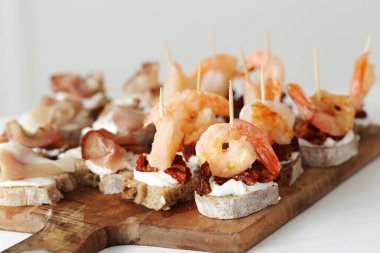 Yemek, aperatif. Masada lezzetli atıştırmalıklar var.