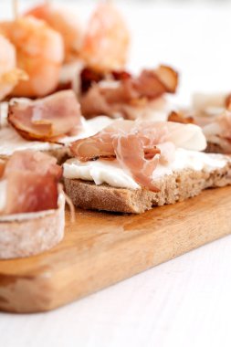 Yemek, aperatif. Masada lezzetli atıştırmalıklar var.