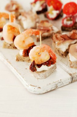 Yemek, aperatif. Masada lezzetli atıştırmalıklar var.