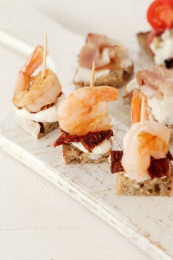 Yemek, aperatif. Masada lezzetli atıştırmalıklar var.