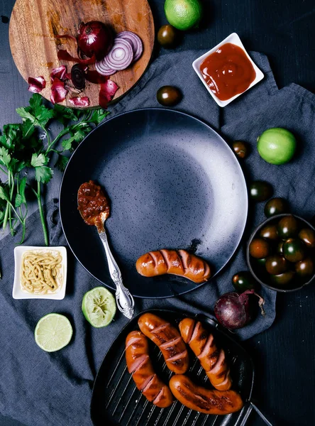 Comida Deliciosas Salsichas Grelhadas Mesa — Fotografia de Stock