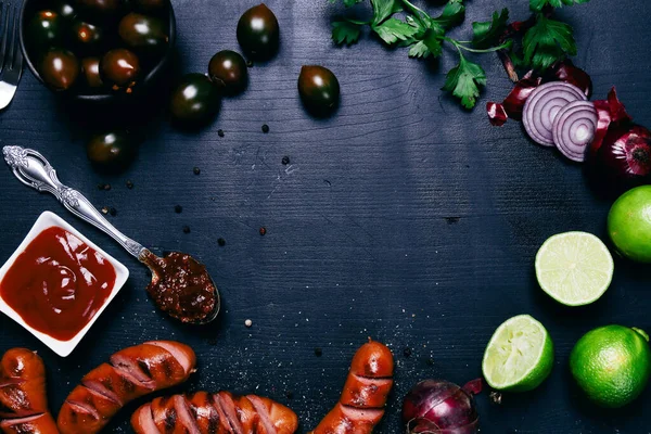 Comida Deliciosas Salchichas Parrilla Sobre Mesa — Foto de Stock