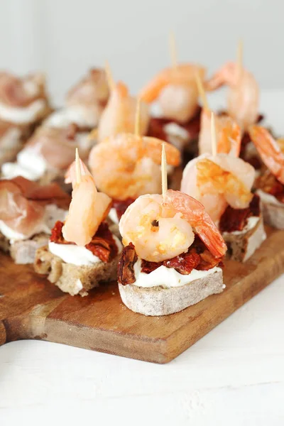 Yemek, aperatif. Masada lezzetli atıştırmalıklar var.