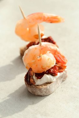 Yemek, aperatif. Masada lezzetli atıştırmalıklar var.