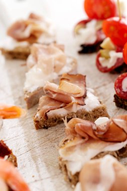 Yemek, aperatif. Masada lezzetli atıştırmalıklar var.