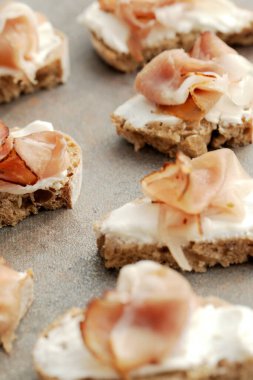 Yemek, aperatif. Masada lezzetli atıştırmalıklar var.