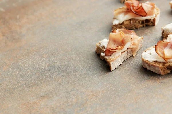 Yemek, aperatif. Masada lezzetli atıştırmalıklar var.