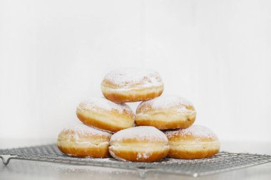 Yiyecekler. Taze pişmiş çörekler masada.