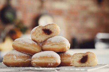 Yiyecekler. Taze pişmiş çörekler masada.