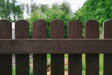 Mahremiyet ve güvenlik. Yakın planda çit