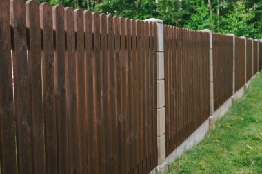 Mahremiyet ve güvenlik. Yakın planda çit