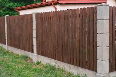 Mahremiyet ve güvenlik. Yakın planda çit