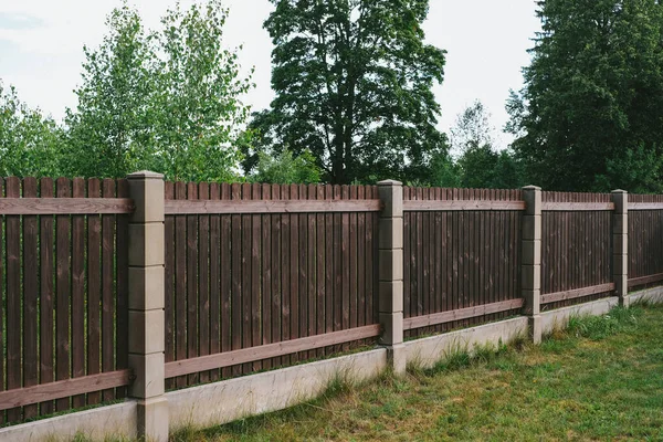 Mahremiyet ve güvenlik. Yakın planda çit