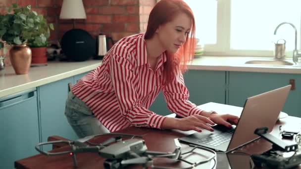 Menina Encantadora Usando Computador Portátil Cozinha — Vídeo de Stock