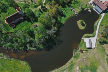 Köyün manzarası, nehrin ortasındaki orman, dağlarda....