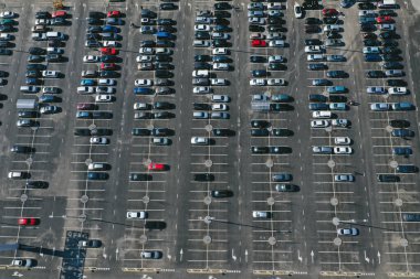 İHA ile çekilen otoparkın kuş bakışı görüntüsü.