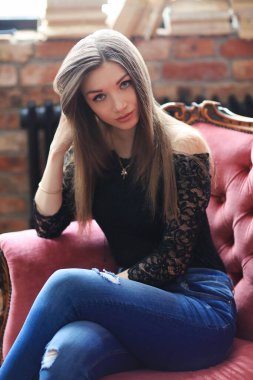 Güzellik. Kırmızı koltuktaki kadın.