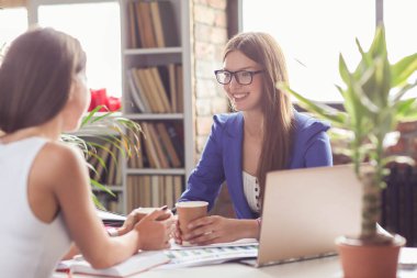 İş için. Ofisteki kadınlar.