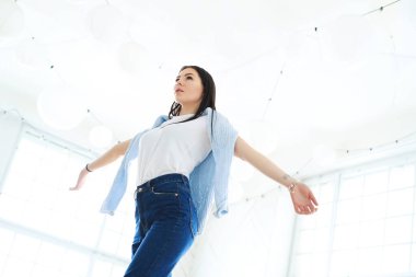 Yaşam tarzı. Kot pantolonlu kadın