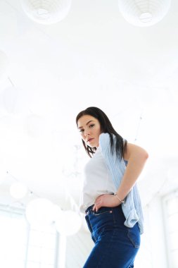 Yaşam tarzı. Kot pantolonlu kadın