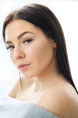 - İnsanlar. Piercingli bir kadın