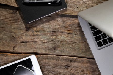 Tahta masadaki laptop ve tablet bilgisayarın üst görünümü