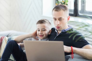 Baba oğluyla birlikte evde.