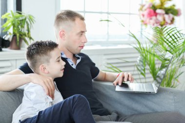 Baba oğluyla birlikte evde.