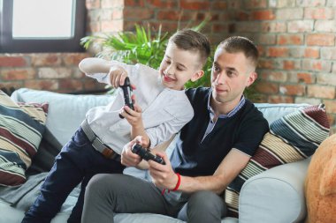 Baba oğluyla birlikte evde.