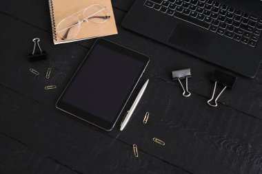 Ofis masasındaki eşyalar.