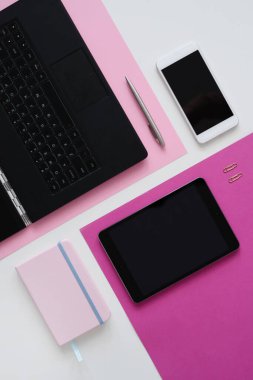 Ofis masasındaki eşyalar.