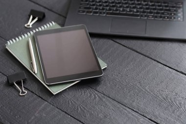 Ofis masasındaki eşyalar.