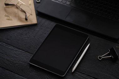 Ofis masasındaki eşyalar.