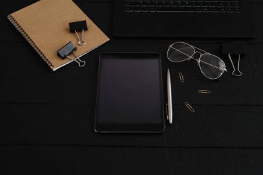 Ofis masasındaki eşyalar.