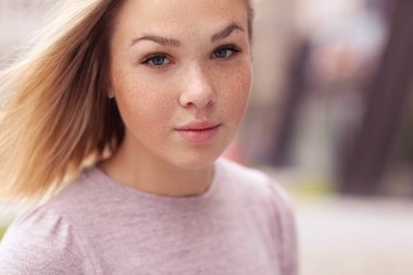 Sokakta güzel bir kız