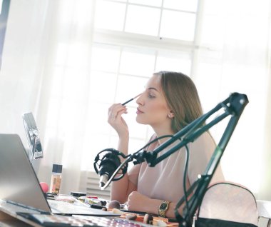 Makyaj malzemesi. Güzellik blogcusu çalışıyor