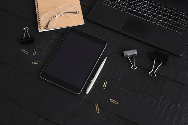 Ofis masasındaki eşyalar.