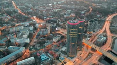 Şehir binalarının hava görüntüsü ve gün doğumunda trafik, zaman aşımı