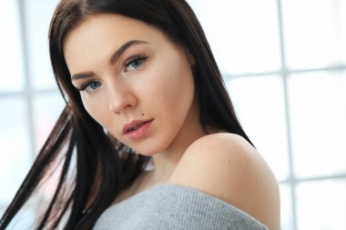 - İnsanlar. Piercingli bir kadın