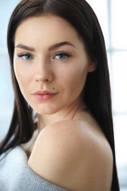 - İnsanlar. Piercingli bir kadın