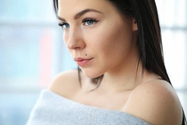 - İnsanlar. Piercingli bir kadın