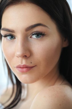 - İnsanlar. Piercingli bir kadın