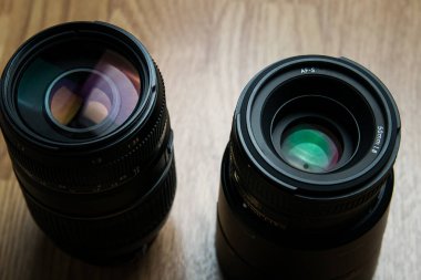 Yakın çekim fotoğraf lensleri ya da lensler, yakın çekim. Fotoğrafçı kavramı ya da fotoğraf malzemesi