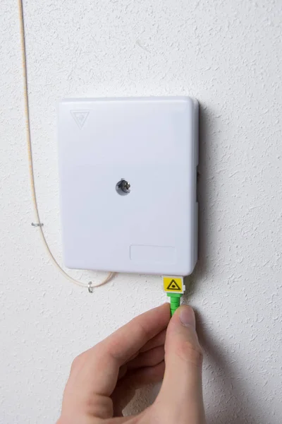 El yerleştirme veya bir internet kablosu veya fiber optik takmak