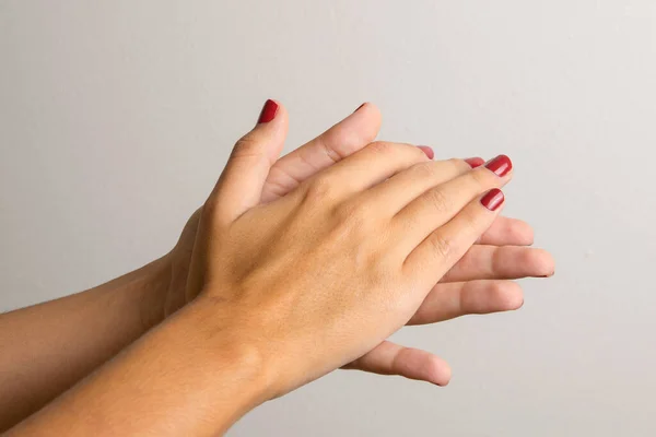 Vrouw Klappen Handen Een Witte Achtergrond — Stockfoto