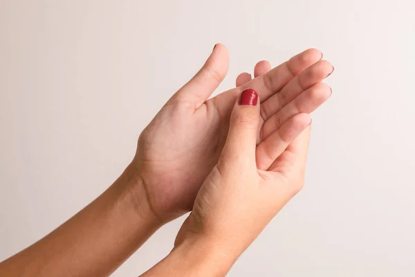 Γυναίκα Χαϊδεύει Χέρια Της Βάζει Κρέμα Για Ενυδατώσει Δέρμα Της — Φωτογραφία Αρχείου
