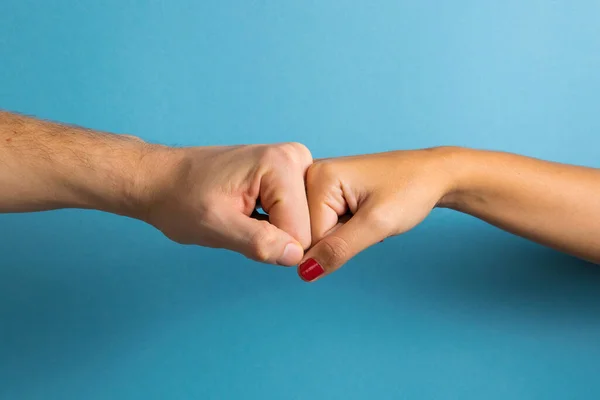 Zakenvrouw Man Schudden Handen Een Blauwe Achtergrond Bedrijfsconcept — Stockfoto